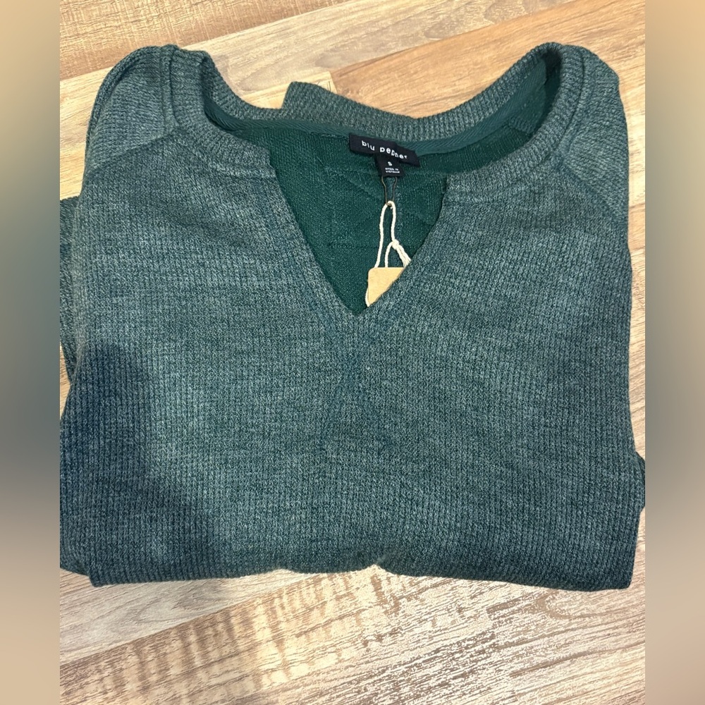 NWT Blu Pepper Split Neck Raglan Top - Picture 12 of 16